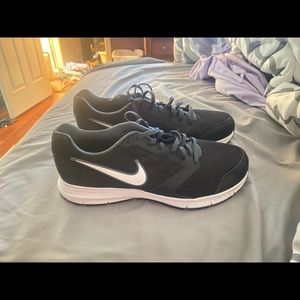 Men’s size 9.5 black nike tennis shoes. Never worn.
